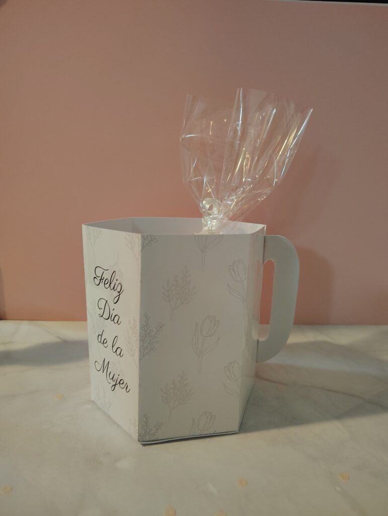 Caja en forma de taza personalizada hecha en papel fotográfico con asas y diseño imprimible para el Día de la Mujer