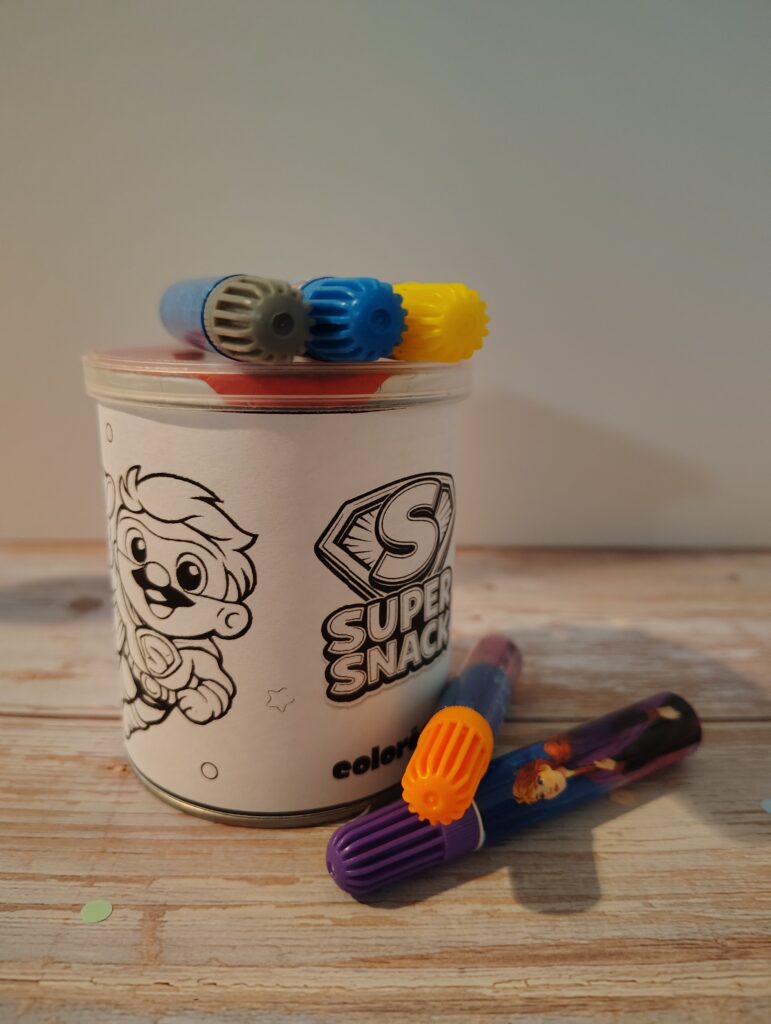 Etiqueta imprimible en blanco y negro para Pringles, diseño coloreable para el Día del Niño, lista para descargar y personalizar.