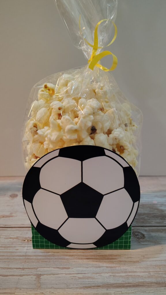 caja en forma de balón de fútbol para dulces imprimible canva tutorial