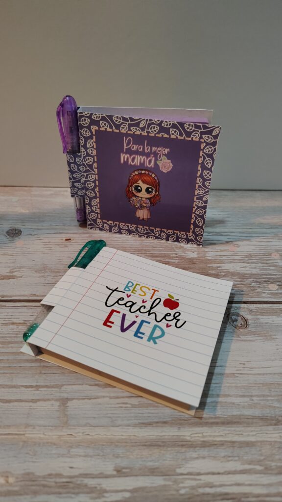 Porta post-it con pluma dentro de caja estilo carpeta regalo para maestro o mama