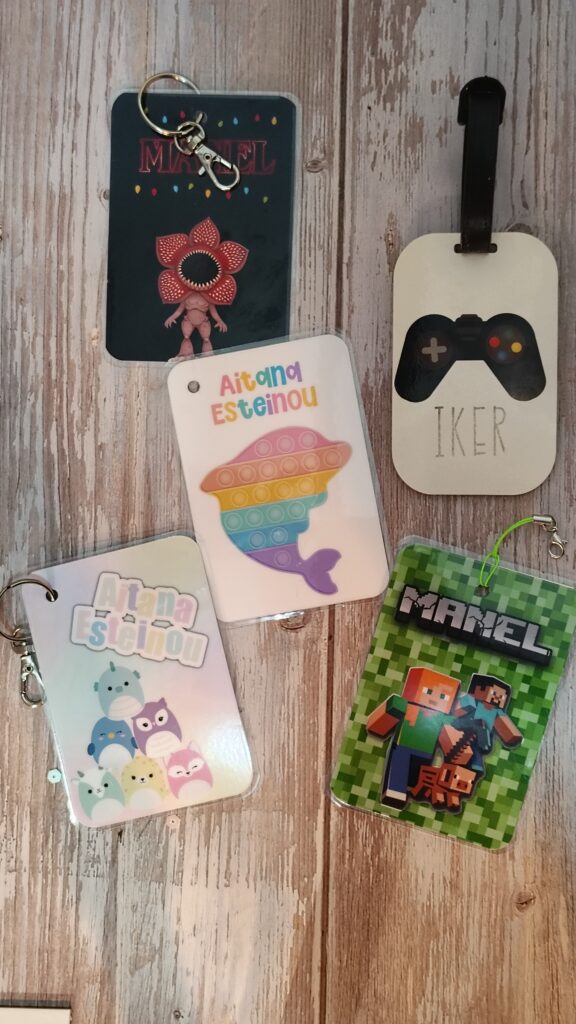 Tags escolares personalizados hechos con Canva